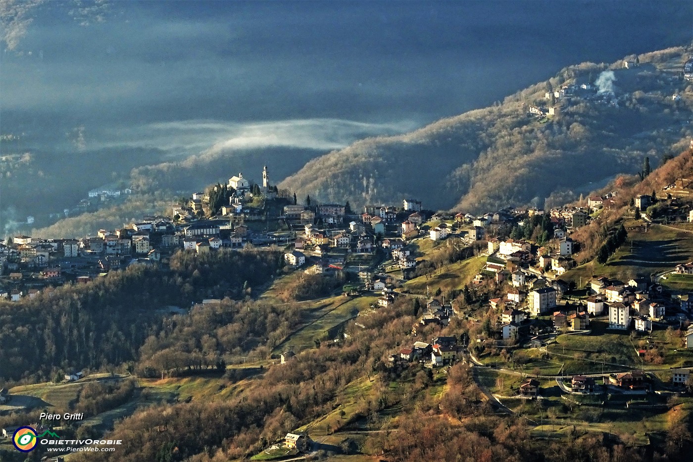 12 Dalla chiesa di Fuipiano zoom su Rota Imagna.JPG